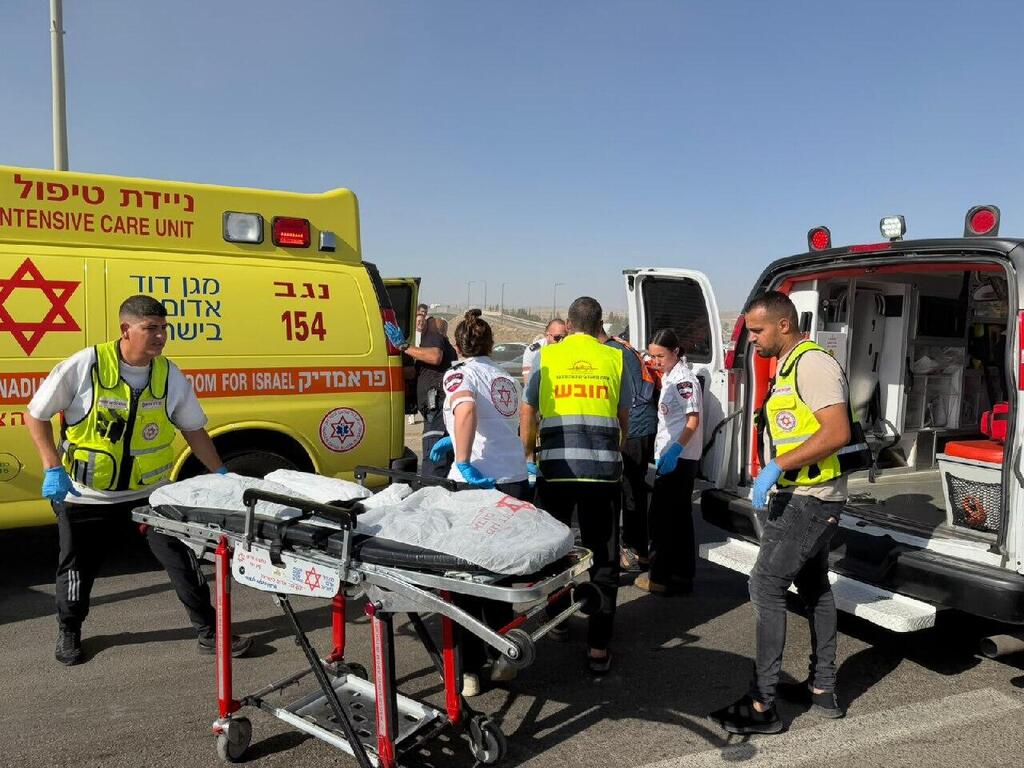 إصابة خطيرة لشاب 20 عاما في حادث تصادم بين شاحنة وسيارة على شارع 25 في النقب
