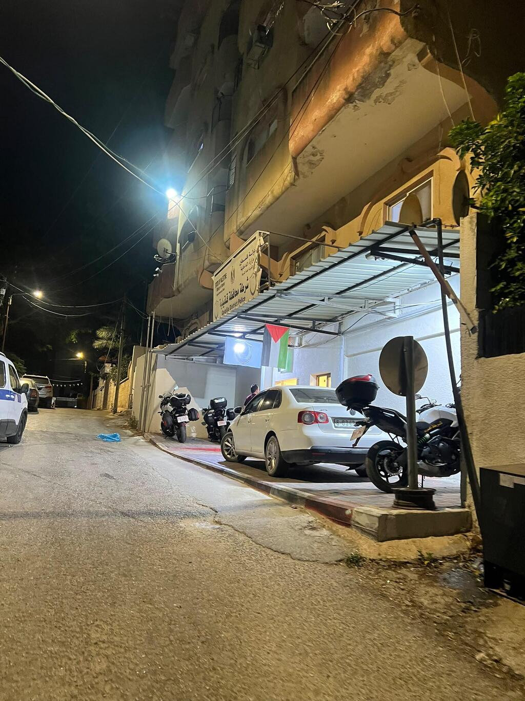 عائلة من كفر قرع تتهم عناصر من الشرطة الفلسطينية بالاعتداء عليها داخل مركز شرطة في قلقيلية