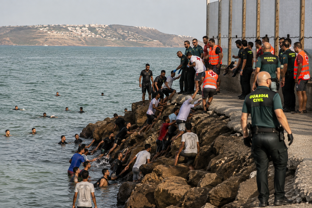المغرب يؤكد استمرار التنسيق مع إسبانيا بعد أحداث سبتة (AI) المغرب يؤكد استمرار التنسيق مع إسبانيا بعد أحداث سبتة