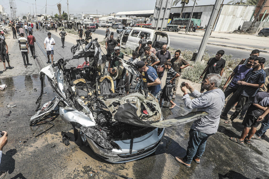 موقع غارة إسرائيلية استهدفت مركبة في شارع صلاح الدين بمدينة دير البلح، وسط قطاع غزة