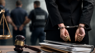 اعتقال محامية و4 مشتبهين 