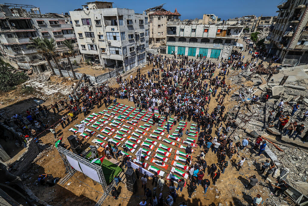 تشييع جثامين أكثر من 100 فلسطيني تم انتشالهم من تحت الأنقاض في غزة (Flash90) تشييع جثامين أكثر من 100 فلسطيني تم انتشالهم من تحت الأنقاض في غزة