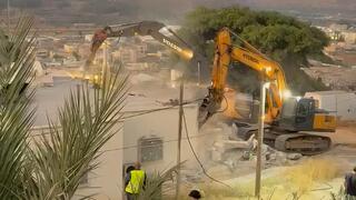 فجرًا وبحماية قوات كبيرة.. هدم منزل في البعنة وسط احتجاجات الأهالي