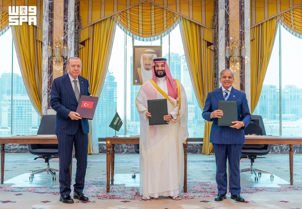 السعودية وتركيا وباكستان توقع "اتفاقية مكة للدفاع المشترك" (وزارة الخارجية السعودية) السعودية وتركيا وباكستان توقع "اتفاقية مكة للدفاع المشترك"