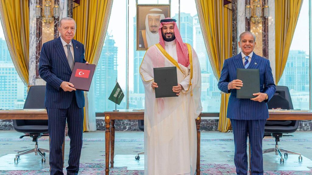السعودية وتركيا وباكستان توقع "اتفاقية مكة للدفاع المشترك"