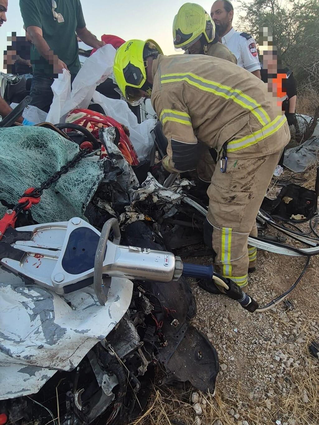 حادث طرق مروع في النقب (الإطفاء والإنقاذ) حادث طرق مروع في النقب