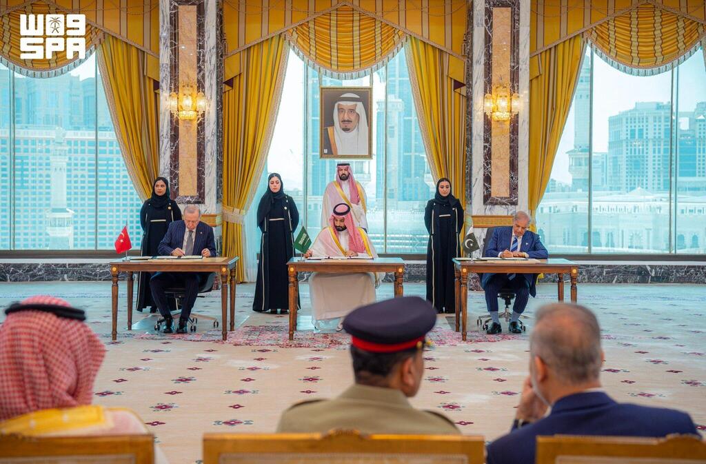 السعودية وتركيا وباكستان توقع "اتفاقية مكة للدفاع المشترك" (وزارة الخارجية السعودية) السعودية وتركيا وباكستان توقع "اتفاقية مكة للدفاع المشترك"