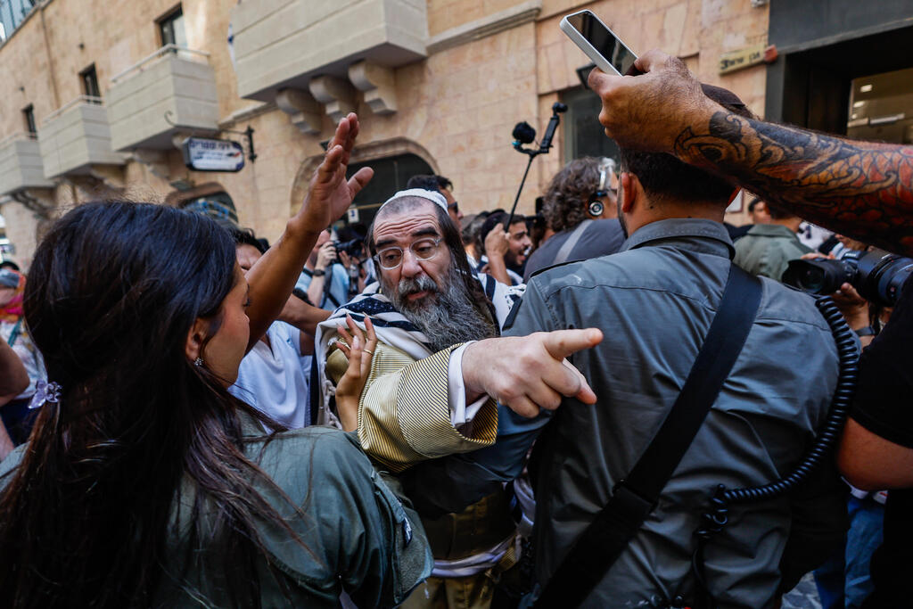 القدس: مواجهات للأسبوع السادس حول مقهى يفتح أبوابه يوم السبت (Flash90) القدس: مواجهات للأسبوع السادس حول مقهى يفتح أبوابه يوم السبت
