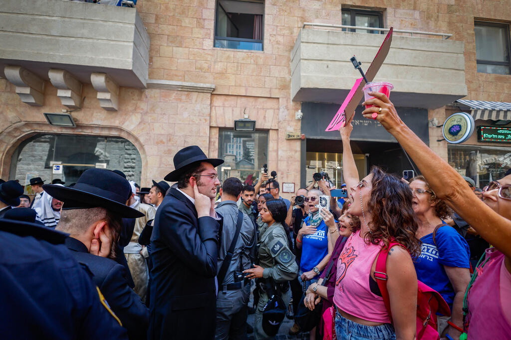 القدس: مواجهات للأسبوع السادس حول مقهى يفتح أبوابه يوم السبت (Flash90) القدس: مواجهات للأسبوع السادس حول مقهى يفتح أبوابه يوم السبت