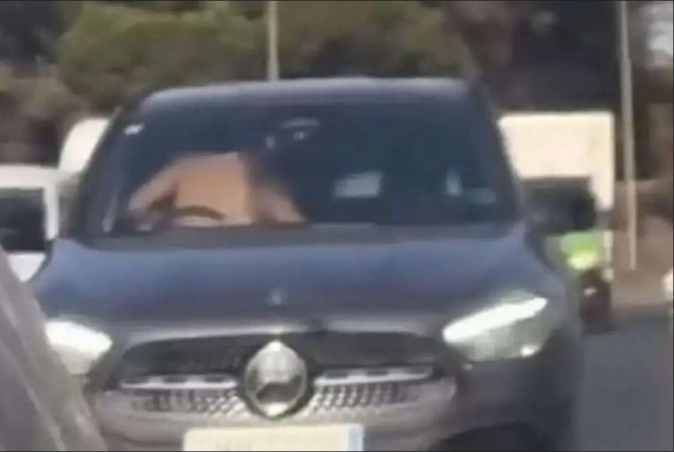 لحظات حميمة على الطريق السريع.. فيديو يورّط سائحين في إسبانيا
