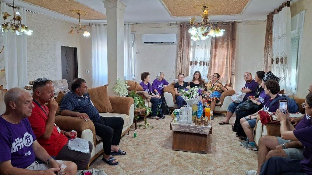 بعد زيارة للسائق معتصم القاق بالقدس: "نقف معًا" يطلق عريضة لمطالبة الشرطة بالتحقيق والكشف عن توثيقات الاعتداء (نقف معا) بعد زيارة للسائق معتصم القاق بالقدس: "نقف معًا" يطلق عريضة لمطالبة الشرطة بالتحقيق والكشف عن توثيقات الاعتداء