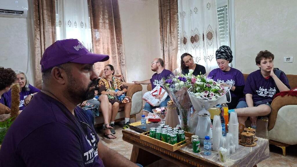 بعد زيارة للسائق معتصم القاق بالقدس: "نقف معًا" يطلق عريضة لمطالبة الشرطة بالتحقيق والكشف عن توثيقات الاعتداء (نقف معا) بعد زيارة للسائق معتصم القاق بالقدس: "نقف معًا" يطلق عريضة لمطالبة الشرطة بالتحقيق والكشف عن توثيقات الاعتداء