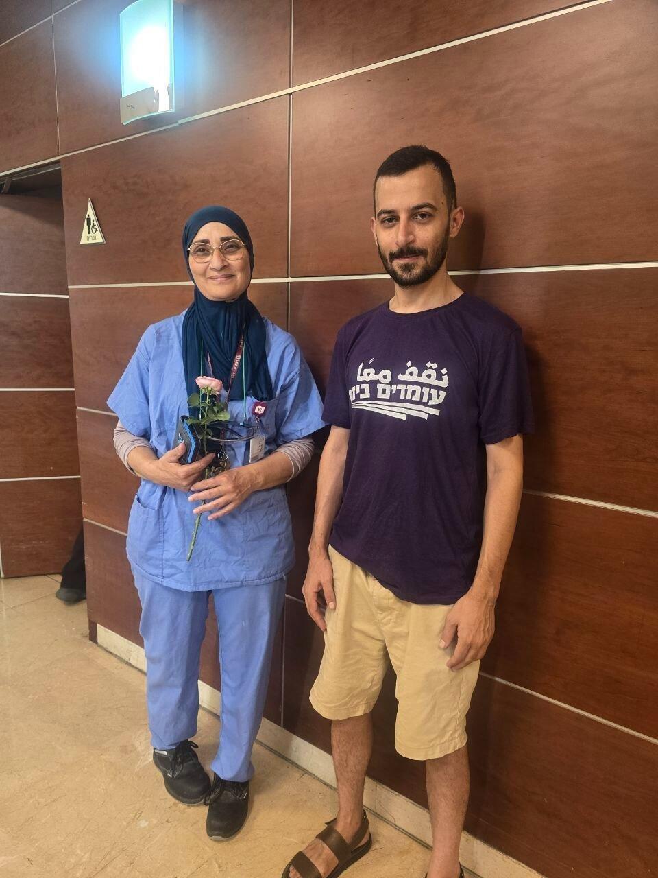 بالورود في وجه التحريض: ناشطو نقف معًا في نشاط تضامني بمستشفى رمبام دعمًا للطواقم الطبية العربية (نقف معًا) بالورود في وجه التحريض: ناشطو نقف معًا في نشاط تضامني بمستشفى رمبام دعمًا للطواقم الطبية العربية