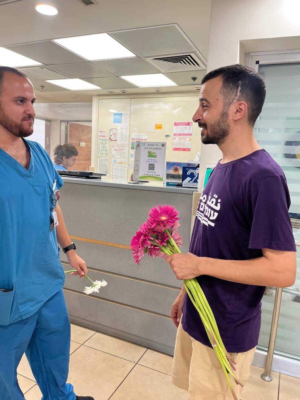 بالورود في وجه التحريض: ناشطو نقف معًا في نشاط تضامني بمستشفى رمبام دعمًا للطواقم الطبية العربية (نقف معًا) بالورود في وجه التحريض: ناشطو نقف معًا في نشاط تضامني بمستشفى رمبام دعمًا للطواقم الطبية العربية
