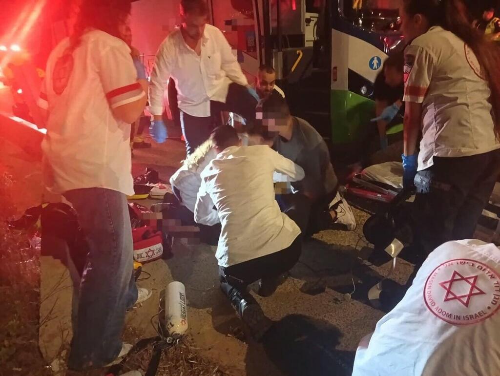 المركز: سائق حافلة يفقد وعيه أثناء القيادة (نجمة داوود الحمراء ) المركز: سائق حافلة يفقد وعيه أثناء القيادة
