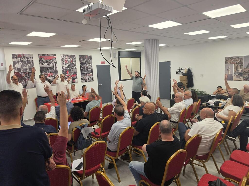 الجبهة والحزب الشيوعي يحسمان موقفهما: التمسك بقرار لجنة الوفاق للمشتركة الثلاثية (الجبهة والحزب الشيوعي) الجبهة والحزب الشيوعي يحسمان موقفهما: التمسك بقرار لجنة الوفاق للمشتركة الثلاثية