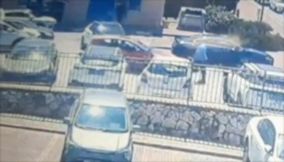 بمطرقة وأمام المارة: اعتقال محامٍ من الشمال بشبهة تحطيم سيارة وشريكته بداخلها