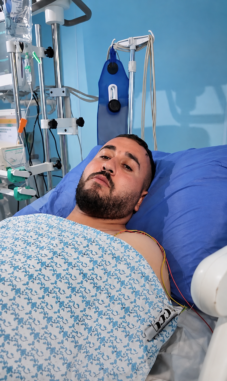 بعد إصابته برصاص المستوطنين.. عائلة محمد المطور تبحث عن أمل لعلاج الشلل