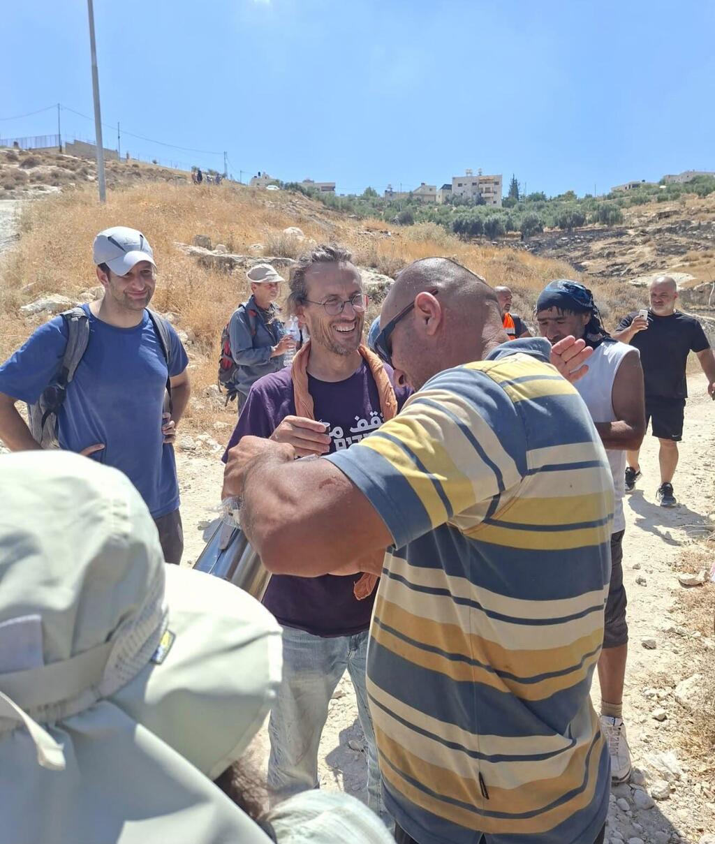 ناشطو نقف معًا يزيلون حواجز المستوطنين في جناتا ويواجهون اعتداءاتهم (نقف معا) ناشطو نقف معًا يزيلون حواجز المستوطنين في جناتا ويواجهون اعتداءاتهم