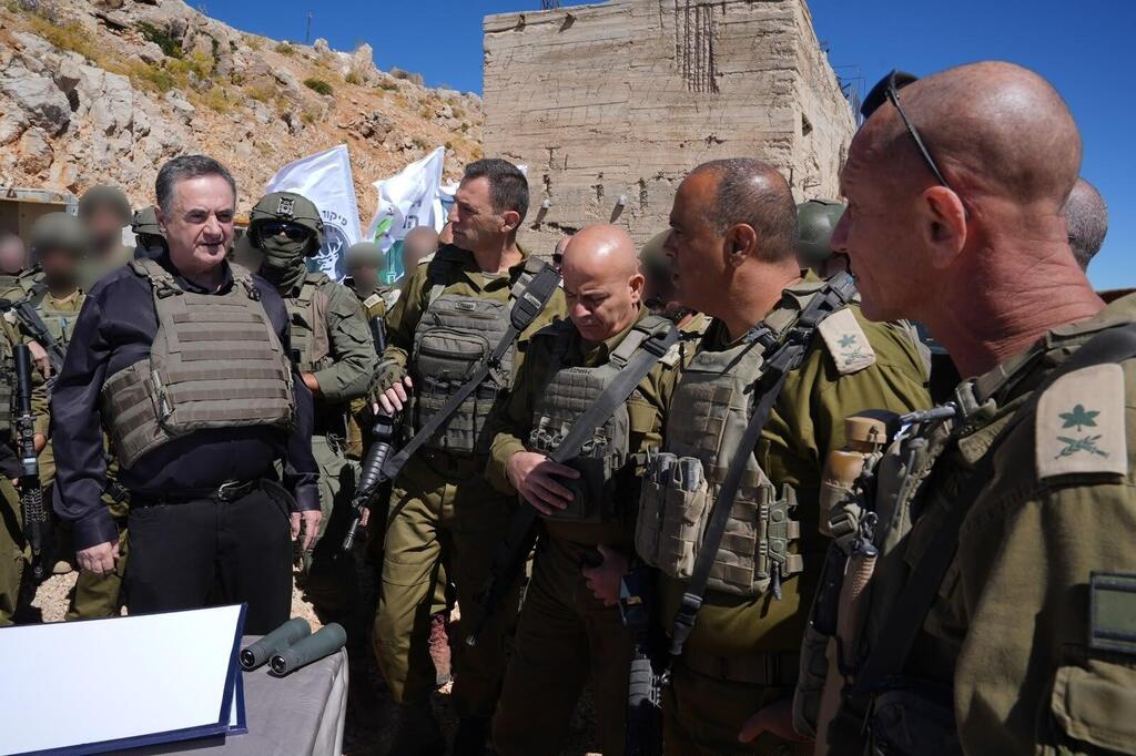 كاتس مع قادات وقوات الجيش في قمة جبل الشيخ داخل الأراضي السورية