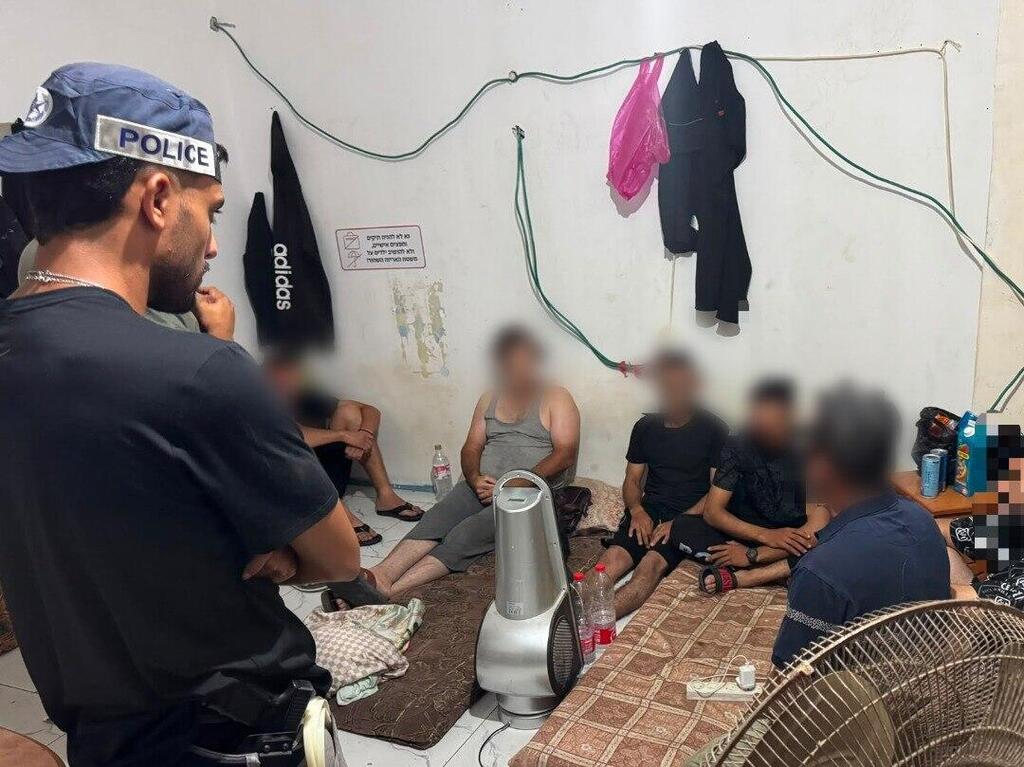 اعتقال 16 فلسطينيًا دون تصاريح خلال مداهمة مجمع سكني في جلجولية (الشرطة) اعتقال 16 فلسطينيًا دون تصاريح خلال مداهمة مجمع سكني في جلجولية