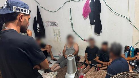 اعتقال 16 فلسطينيًا دون تصاريح خلال مداهمة مجمع سكني في جلجولية
