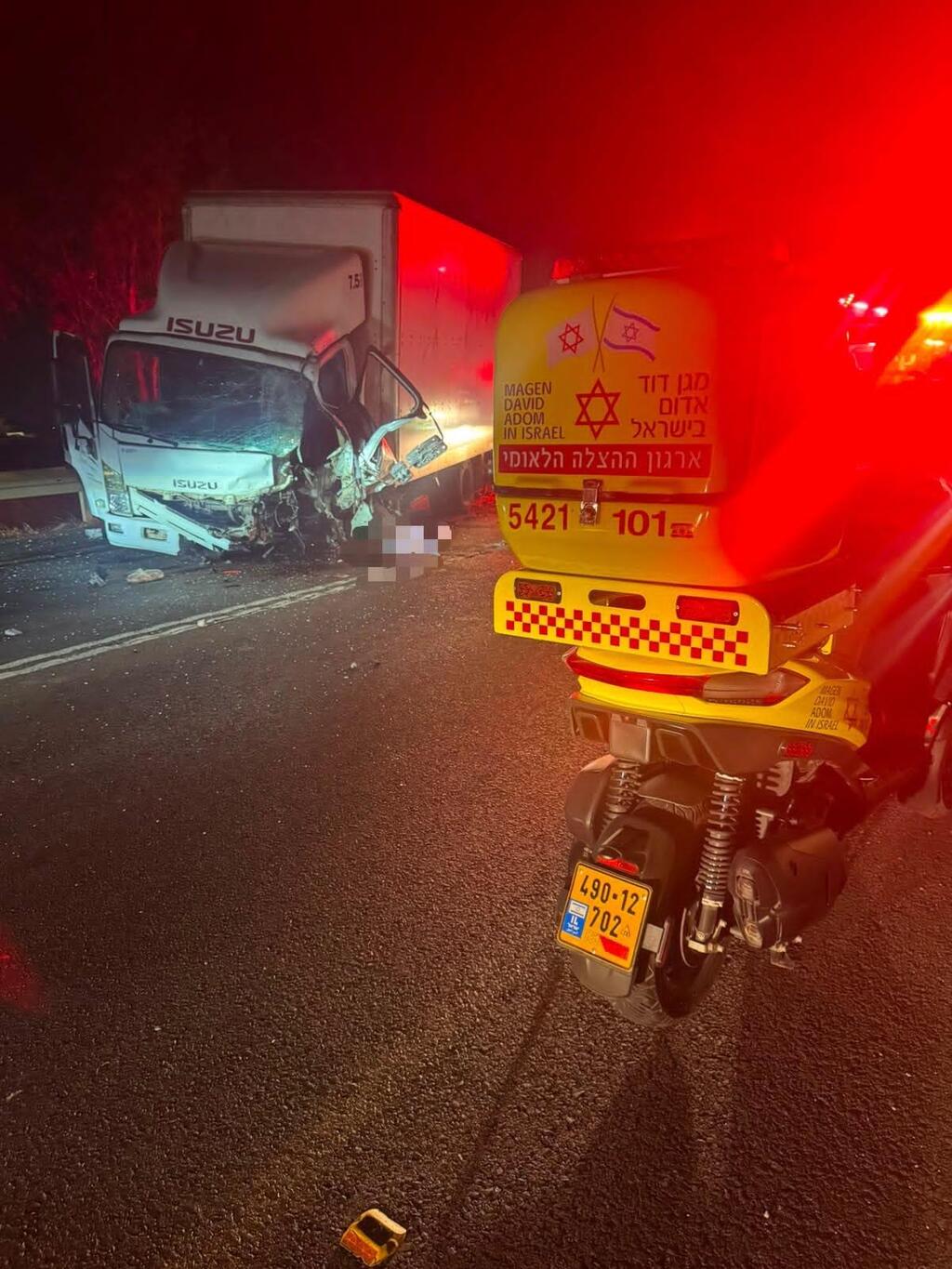 حادث طرق على شارع 675 في منطقة المروج (نجمة داوود الحمراء ) حادث طرق على شارع 675 في منطقة المروج