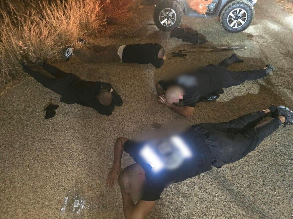 الشرطة توقف 4 مشتبهين من البعنة بعد مطاردة وتكشف صيدًا غير قانوني (الشرطة) الشرطة توقف 4 مشتبهين من البعنة بعد مطاردة وتكشف صيدًا غير قانوني