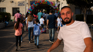 "المحل محلك": حلاق من باقة الغربية يفتح أبوابه مجانًا للمحتاجين عشية العام الدراسي الجديد