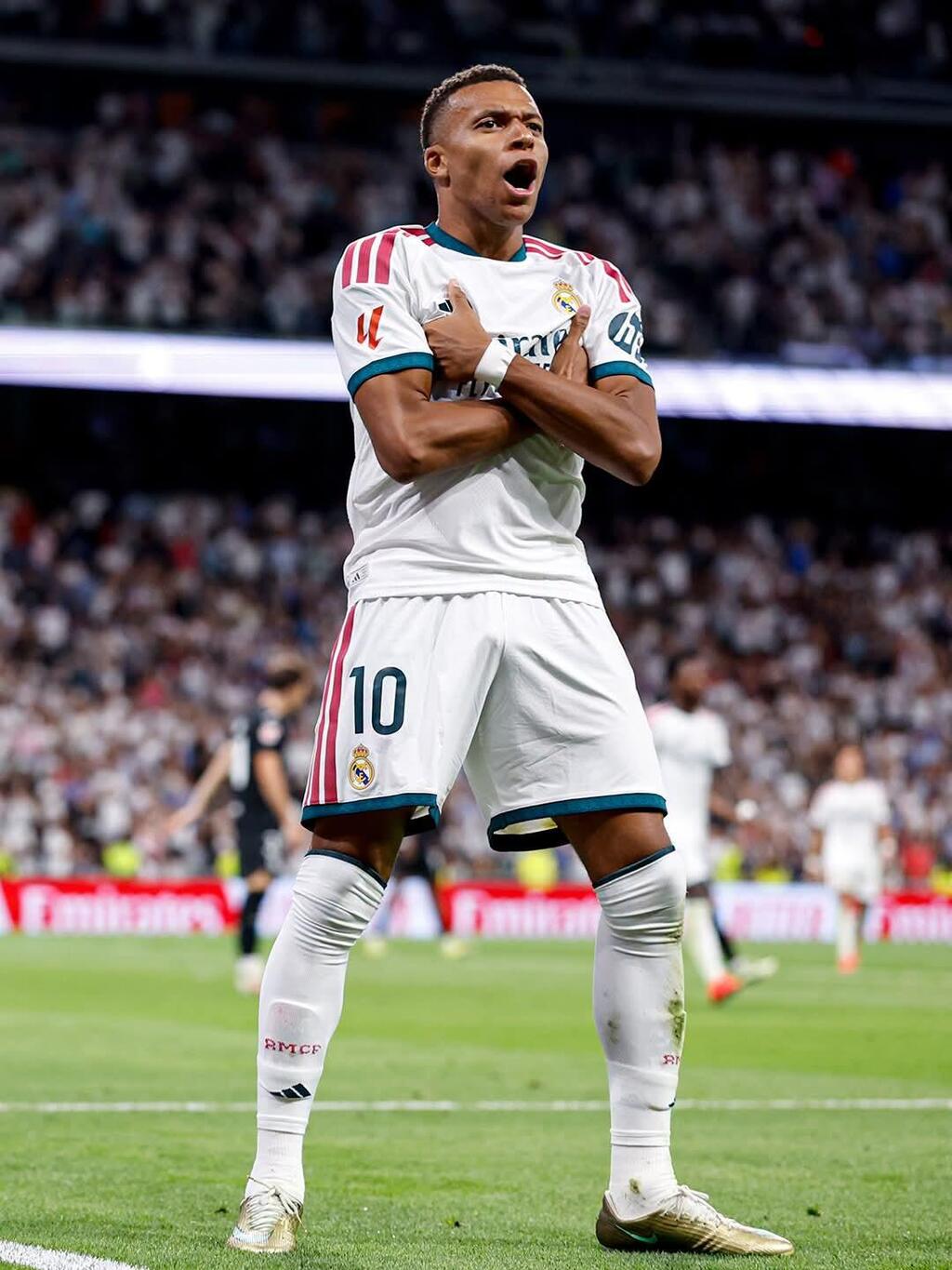 مبابي (الصفحة الرسمية لنادي ريال مدريد) مبابي