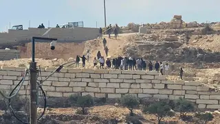 مستوطنون يهاجمون قصرة