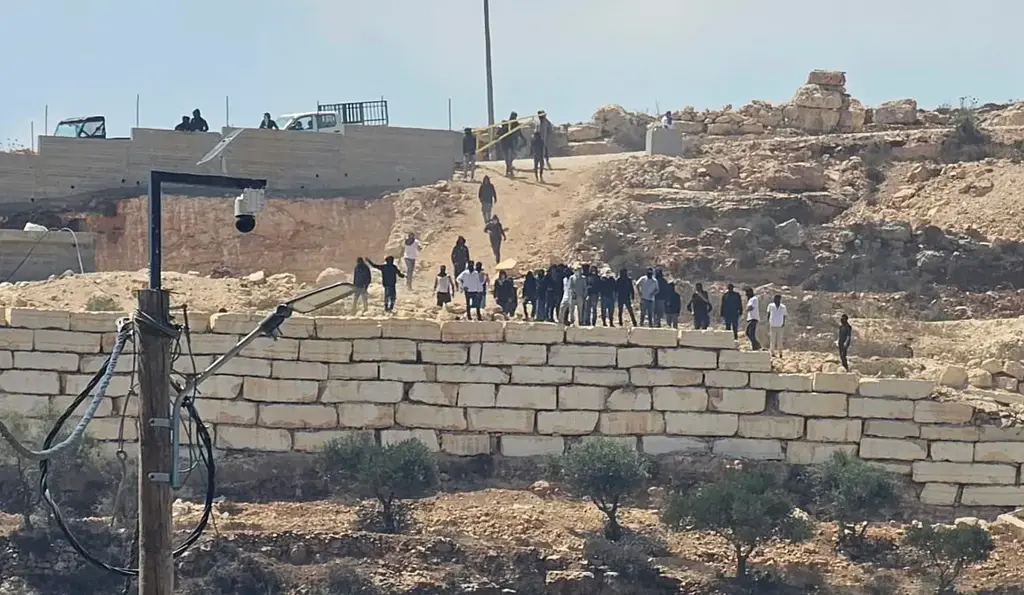 مستوطنون يهاجمون قصرة (استخدام الصورة وفقا للبند 27أ من حقوق النشر) مستوطنون يهاجمون قصرة