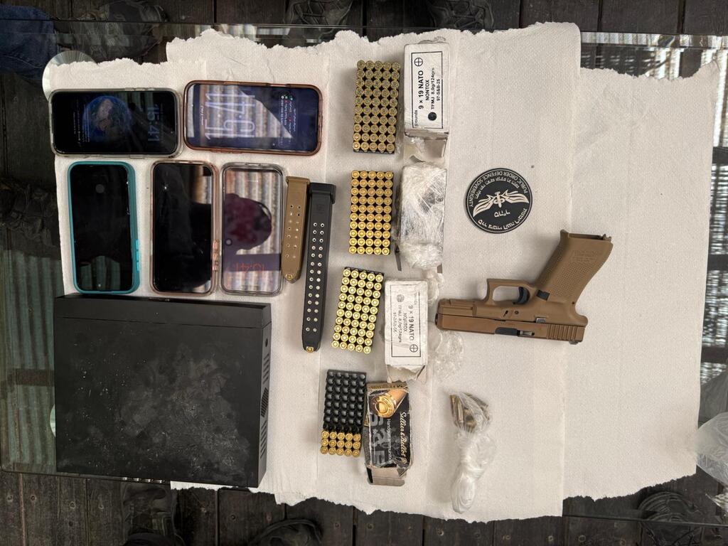 رهط: ضبط مسدس وبندقية M-16 وذخيرة (الشرطة) رهط: ضبط مسدس وبندقية M-16 وذخيرة