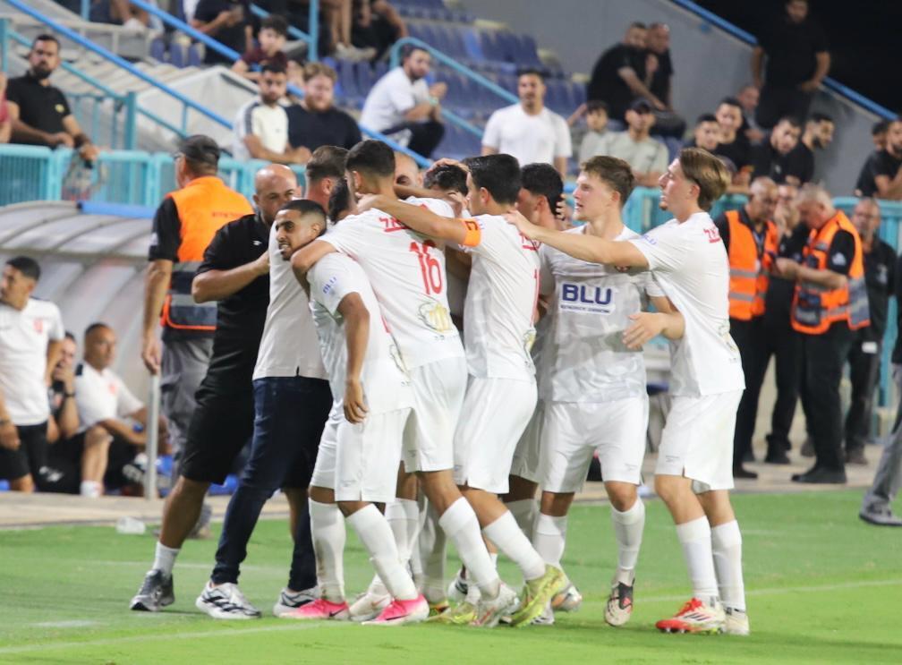 الدرجة الأولى: أم الفحم ونوف هجليل يفتتحان الموسم بتعادل مثير 2-2 (راديو الناس) الدرجة الأولى: أم الفحم ونوف هجليل يفتتحان الموسم بتعادل مثير 2-2