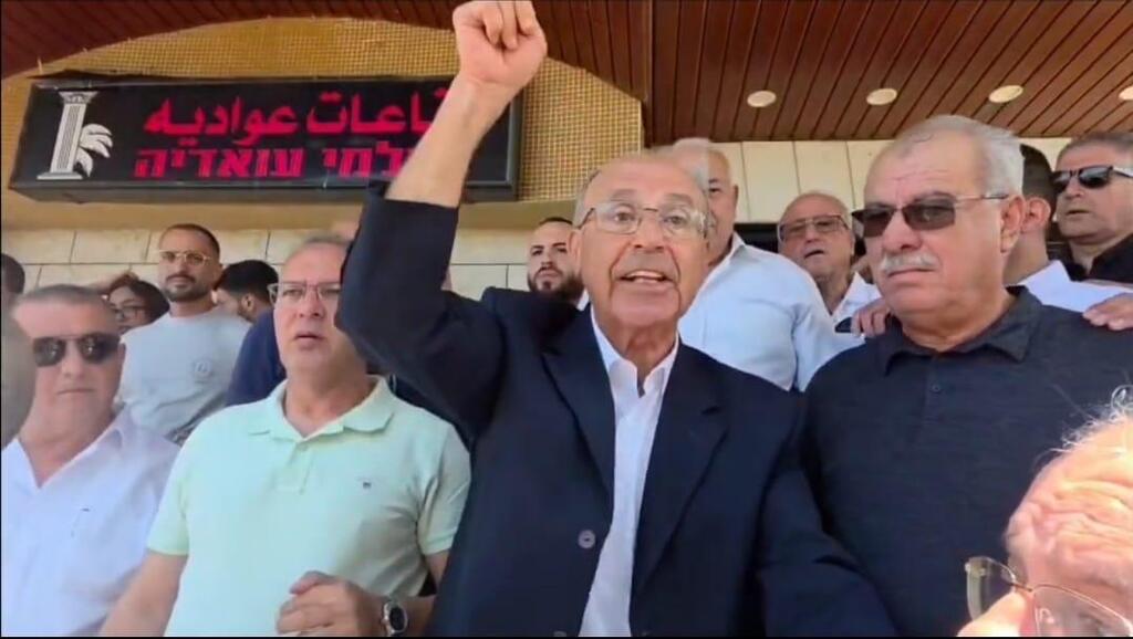  د. حنا سويد يتحدث للمحتجين