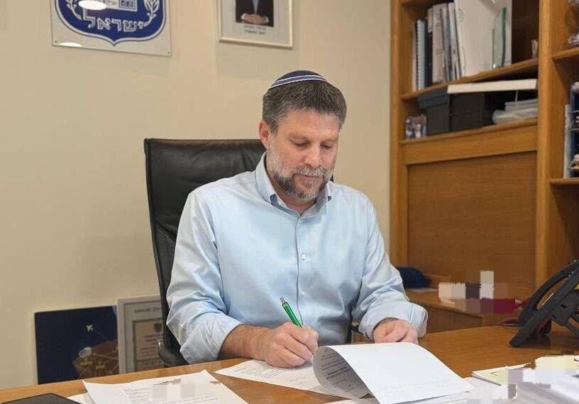 سموتريتش يوقع على خفض ضريبة “البلو” على الوقود بمقدار نصف شيكل للتر
