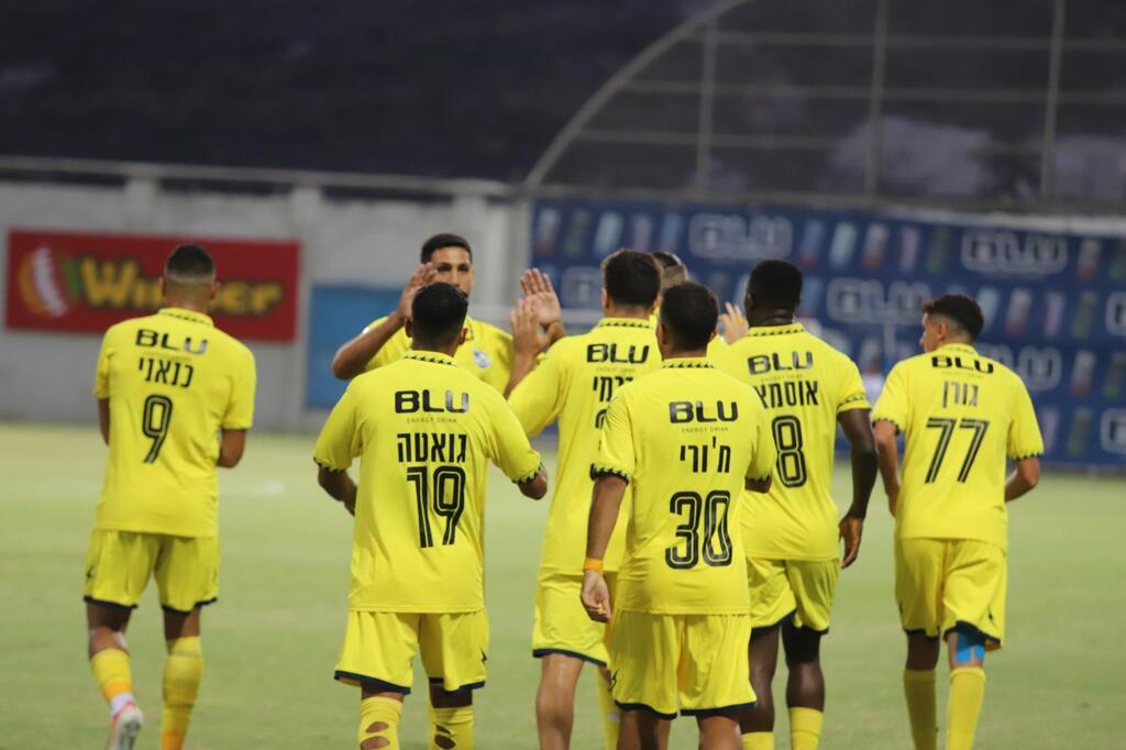 الرينة تحسم "ديربي العرب" بفوز ثمين 2-1 على الناصرة (راديو الناس) الرينة تحسم "ديربي العرب" بفوز ثمين 2-1 على الناصرة