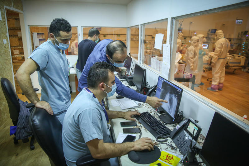 نحو نصف الأطباء المتدربين في إسرائيل يخططون للعمل في الخارج (Flash90) نحو نصف الأطباء المتدربين في إسرائيل يخططون للعمل في الخارج