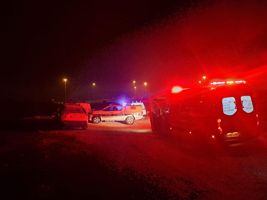 العثور على جثث 3 أشخاص داخل مركبة محترقة (نجمة داوود الحمراء) العثور على جثث 3 أشخاص داخل مركبة محترقة