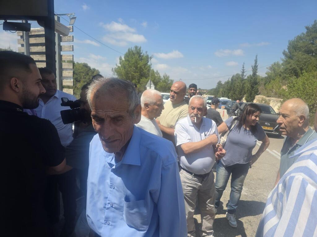 الشرطة تمنع أهالي مجد الكروم من الوصول إلى البؤرة الاستيطانية (راديو الناس) الشرطة تمنع أهالي مجد الكروم من الوصول إلى البؤرة الاستيطانية
