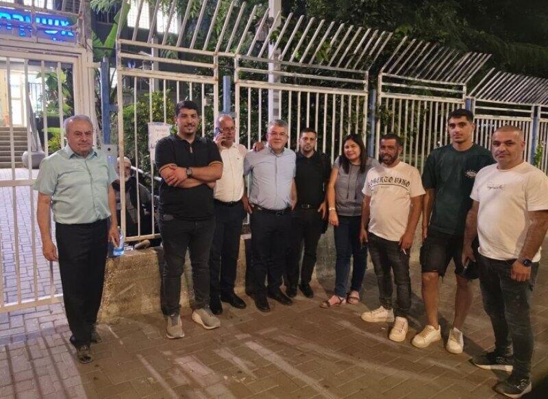من أمام مركز شرطة كرمئيل (راديو الناس) الشرطة تواصل احتجاز معتقلي احتجاجات مجد الكروم