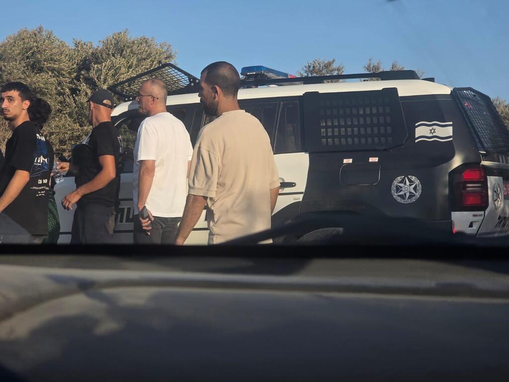 قوات الشرطة تنتشر بين الأحراش وفي محيط منطقة “الروس” (راديو الناس) قوات الشرطة تنتشر بين الأحراش وفي محيط منطقة “الروس”