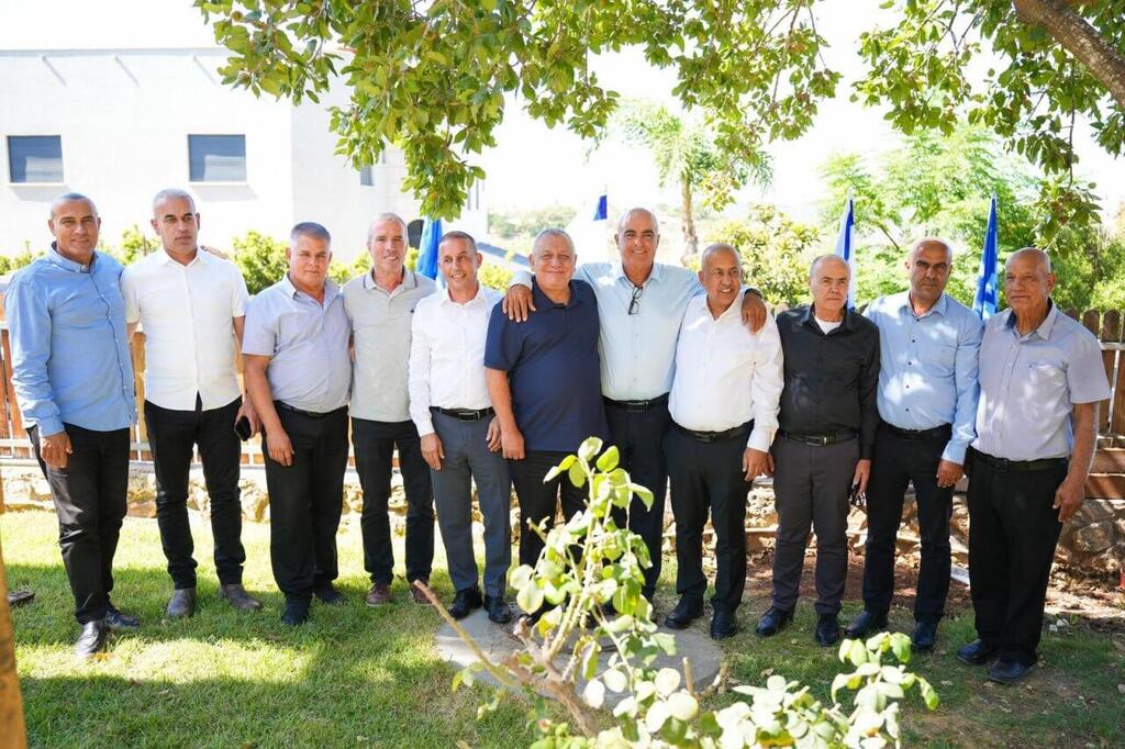 آيزنكوت يلتقي عددًا من رؤساء السلطات المحلية العربية البدوية (وفق البند 27 أ) آيزنكوت يلتقي عددًا من رؤساء السلطات المحلية العربية البدوية