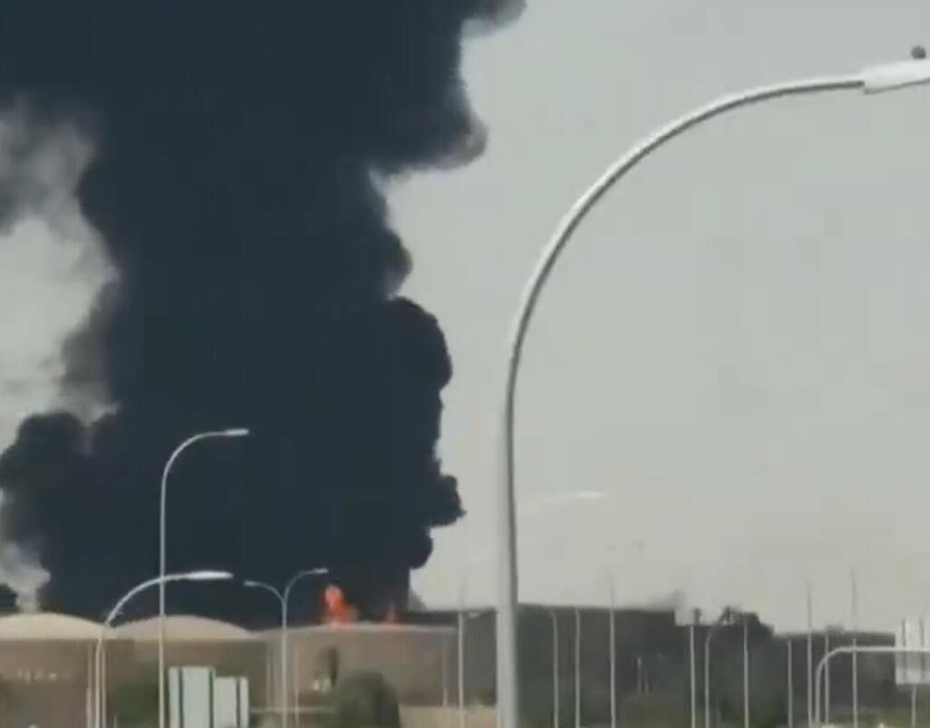 لهب ودخان كثيف قرب مطار الرياض واضطرابات في حركة الطيران