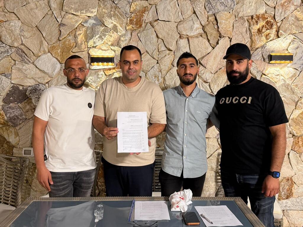 توقيع اتفاقيه توحيد هبوهيل ومكابي ام الفحم تحت غطاء هبوعيل وتحت اسم اتحاد ابناء ام الفحم (ادارة الفريقين) توقيع اتفاقيه توحيد هبوهيل ومكابي ام الفحم تحت غطاء هبوعيل وتحت اسم اتحاد ابناء ام الفحم