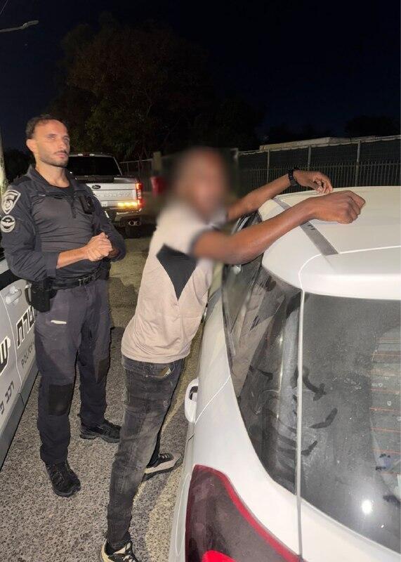 الشرطة: اعتقال مشتبهين في رهط بعد ورود بلاغ عن إطلاق نار وضبط  بندقية M-16 كانت فوهتها لا تزال ساخنة، و6 مخازن وذخيرة