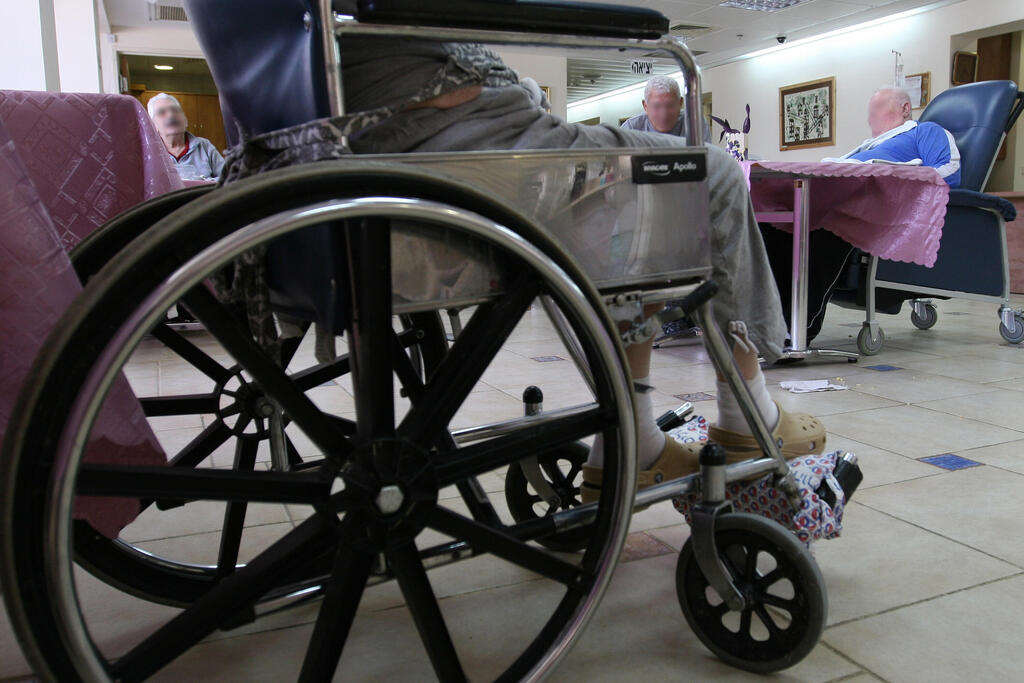 إخراج مفاجئ لمئات مقدمي الرعاية الفلسطينيين من مؤسسات المسنين  