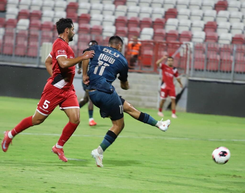 رعنانا يقلب الطاولة على الرينة ويوقف سلسلة انتصاراته بفوز ثمين 2-1
