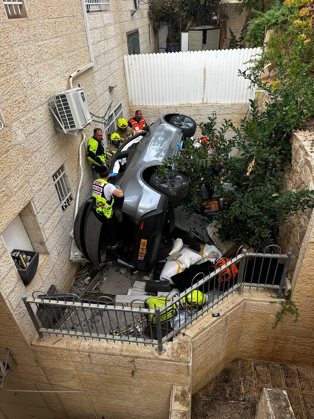 القدس: سقوط سيارة من ارتفاع 5 أمتار داخل حديقة وإصابة السائقة (الاطفاء والانقاذ) القدس: سقوط سيارة من ارتفاع 5 أمتار داخل حديقة وإصابة السائقة