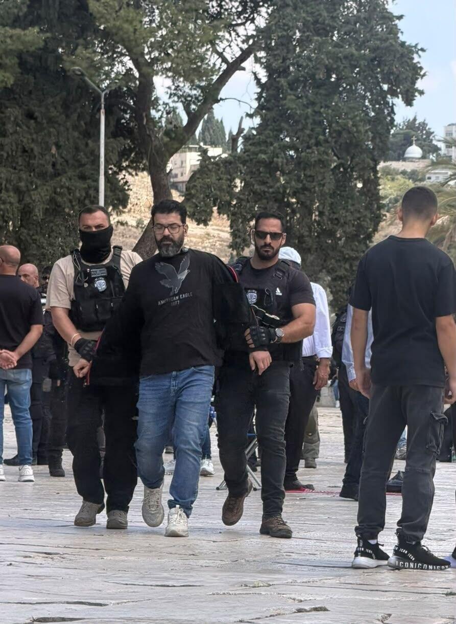 انتشار للشرطة الإسرائيلية في ساحات المسجد الأقصى المبارك ويتم تنفيذ اعتقالات (وفق البند 27 أ) انتشار للشرطة الإسرائيلية في ساحات المسجد الأقصى المبارك ويتم تنفيذ اعتقالات